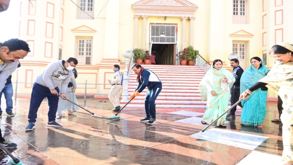 Vishnudutt Sharma cleaned entire temple premises with water by sweeping Shri Baldev Temple of Panna