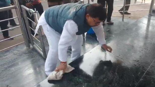 Pradyuman Singh Tomar Minister unique style was seen while rubbing and mopping the temple. Pradyuman Singh Tomar Minister unique style was seen while rubbing and mopping the temple.