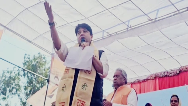 Return of 40 laborers stranded in Karnataka to Shivpuri, suffering for jobs: Jyotiraditya Scindia Return of 40 laborers stranded in Karnataka to Shivpuri, suffering for jobs: Jyotiraditya Scindia