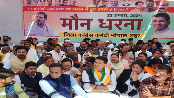 Silent demonstration of Congress for Rahul Gandhi, Jitu Patwari and Digvijay Singh also participated