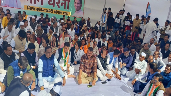 Silent demonstration of Congress for Rahul Gandhi, Jitu Patwari and Digvijay Singh also participated