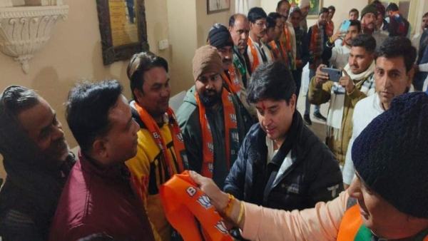 Before Lok Sabha elections 2024 Jyotiraditya Scindia included more than 200 Congressmen in BJP