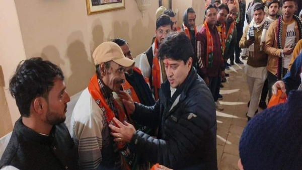 Before Lok Sabha elections 2024 Jyotiraditya Scindia included more than 200 Congressmen in BJP