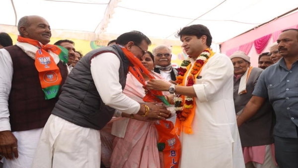 Guna and Gwalior, Scindia gave shock to Congress in Kailash, more than 300 Congressmen joined BJP