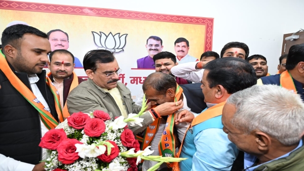 In front of VD Sharma, retired SDOs including Congress, SP and BSP leaders of Niwari district joined BJP.