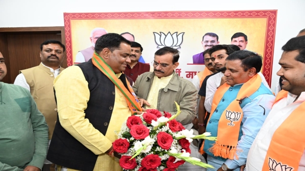 In front of VD Sharma, retired SDOs including Congress, SP and BSP leaders of Niwari district joined BJP.
