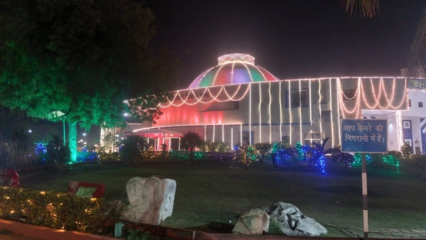 Mp Assembly Building and Vallabh Bhawan were decorated with colorful lights on Republic Day in 1975.