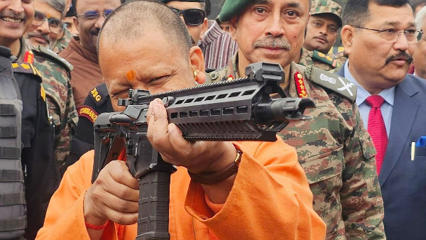 मिसाइल के सामने खड़े होकर CM योगी ने बंदूक थाम लगाया निशाना