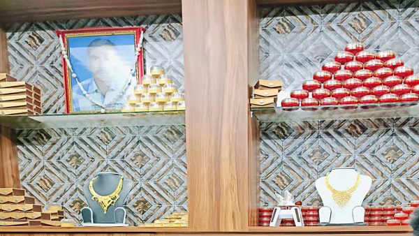 Theft In Jwellery Shop Begusarai thief Stolen Gold and Silver even before the owner arrived