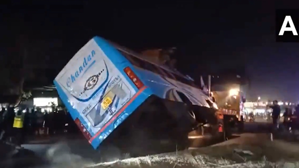 साइकिल सवार को बचाने की कोशिश में पलटी बस, कंडक्टर की मौत