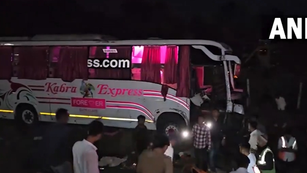 गुजरात: 25 फीट नीचे गिरी बस, दो यात्रियों की दर्दनाक मौत गुजरात: 25 फीट नीचे गिरी बस, दो यात्रियों की दर्दनाक मौत