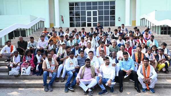 CM विष्णुदेव साय ने लोगों को दिखाया लोकतंत्र का मंदिर CM विष्णुदेव साय ने लोगों को दिखाया लोकतंत्र का मंदिर