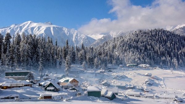 Massive avalanche strikes Gulmarg 
