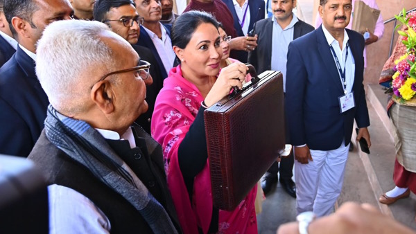 Diya Kumari poetic style in pink saree Diya Kumari poetic style in pink saree