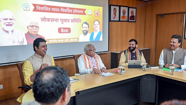 हरियाणा भवन में आयोजित बैठक में शामिल हुए CM मनोहर लाल खट्टर हरियाणा भवन में आयोजित बैठक में शामिल हुए CM मनोहर लाल खट्टर
