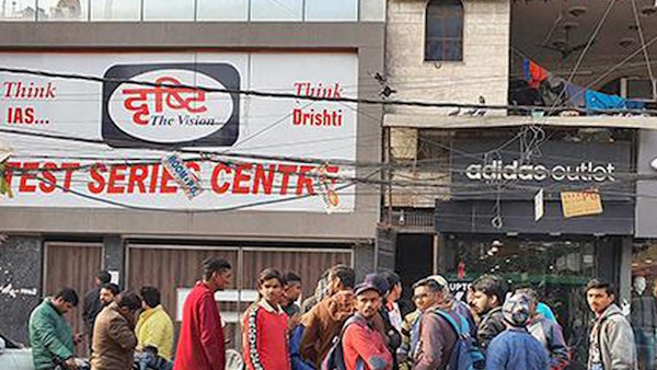 If you want to become an IAS officer, which coaching institutes are popular?