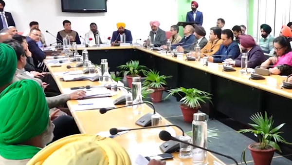 केंद्रीय मंत्रियों के साथ किसानों की बातचीत जारी