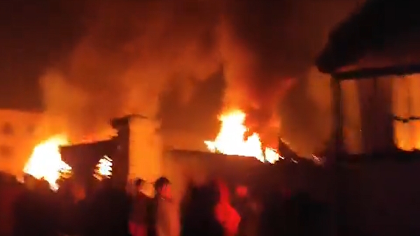 पुलिसकर्मी के निलंबन के बाद मणिपुर में भड़की हिंसा पुलिसकर्मी के निलंबन के बाद मणिपुर में भड़की हिंसा