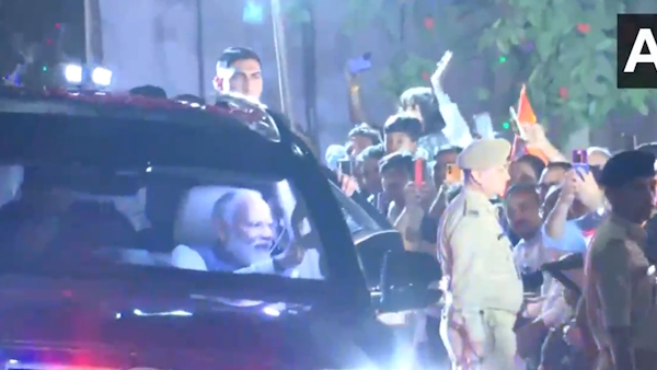 PM मोदी ने किया मेगा रोड शो, भगवा झंडा लिए खड़े थे लोग