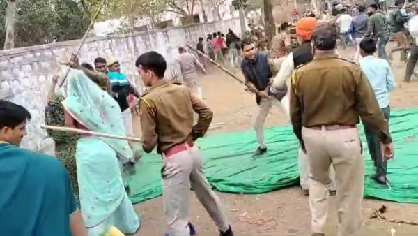 In Rajasthan, after the police clashed with the protesters protesting against the suspension of government school teacher Hemlata Bairwa of Lakdai in Baran district, the police chased them away with batons.