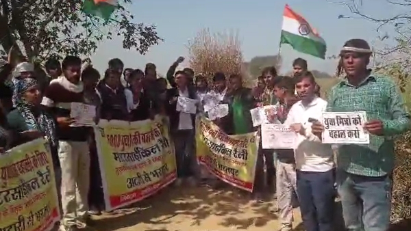 when-the-agitating-rajiv-gandhi-yuva-mitras-reached-attari-village-today-to-submit-a-memorandum-to-t