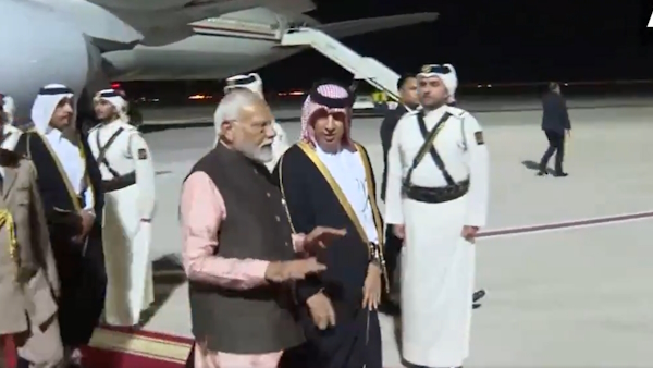 UAE के बाद कतर पहुंचे पीएम मोदी, करेंगे द्विपक्षीय बैठक UAE के बाद कतर पहुंचे पीएम मोदी, करेंगे द्विपक्षीय बैठक