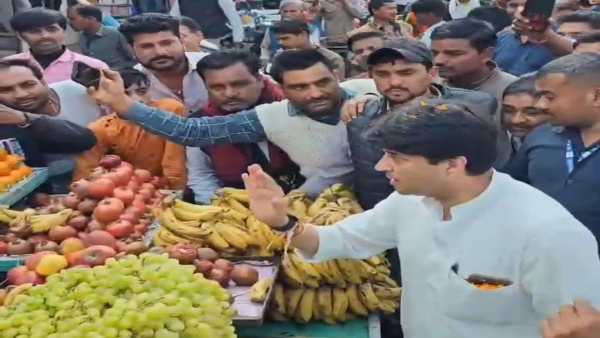 Jyotiraditya Scindias different style seen in Mungawali, suddenly got down from the car and reached fruit cart