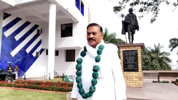 Congress MLA RK reached assembly wearing garland of double twine bombs in protest Harda factory
