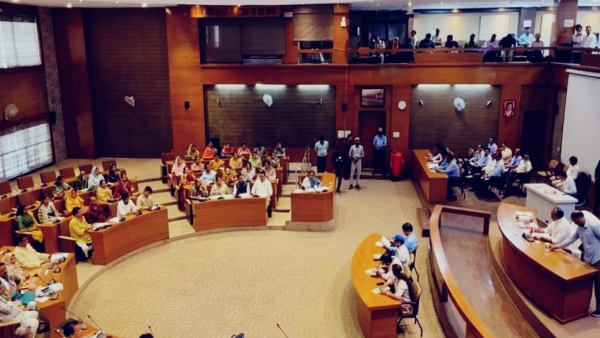 Ruckus in Municipal Corporation meeting on issue of stray dogs Congress accused Mayor discrimination