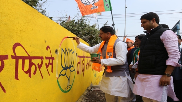 CM Mohan Yadav did wall writing in Gandhi Nagar under Gaon Chalo campaign, performed duty of a worker