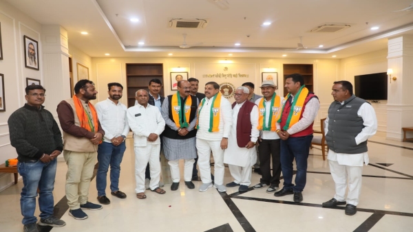 Congress got blow in Ujjain too, more than half dozen leaders joined BJP in front of CM Mohan Yadav.