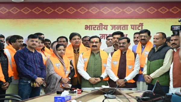 MP Congress got a big blow, General Secretary Harshit Guru and hundreds of workers and councilors joined BJP. MP Congress got a big blow, General Secretary Harshit Guru and hundreds of workers and councilors joined BJP.