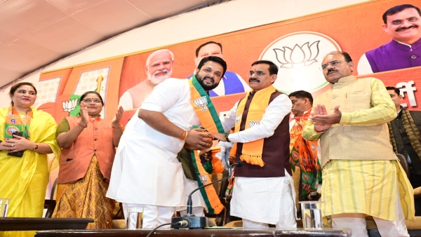 MP Congress got a big blow, General Secretary Harshit Guru and hundreds of workers and councilors joined BJP. MP Congress got a big blow, General Secretary Harshit Guru and hundreds of workers and councilors joined BJP.