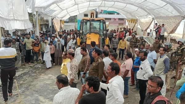 betul Bulldozer runs on house of accused who beat up tribal youth Ashish Parate, CM Mohan Yadav betul Bulldozer runs on house of accused who beat up tribal youth Ashish Parate, CM Mohan Yadav