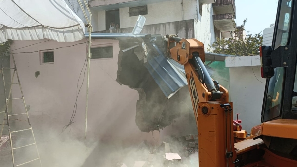 Bulldozer runs on the house of the accused who beat up tribal youth Ashish Parate, CM Mohan Yadav Bulldozer runs on the house of the accused who beat up tribal youth Ashish Parate, CM Mohan Yadav