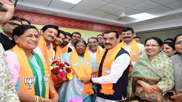 Congress in Hoshangabad, Narmadapuram District Panchayat President Radha Sudhir Patel joins BJP.