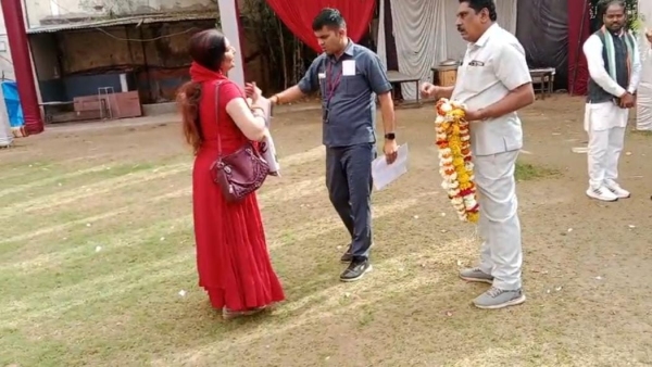 Women Congress worker said that she has to fight elections against Modi, Digvijay said - she has gone mad