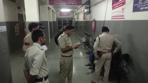 Angered by love marriage in betul family members caught hold of a young woman and beat her Angered by love marriage in betul family members caught hold of a young woman and beat her