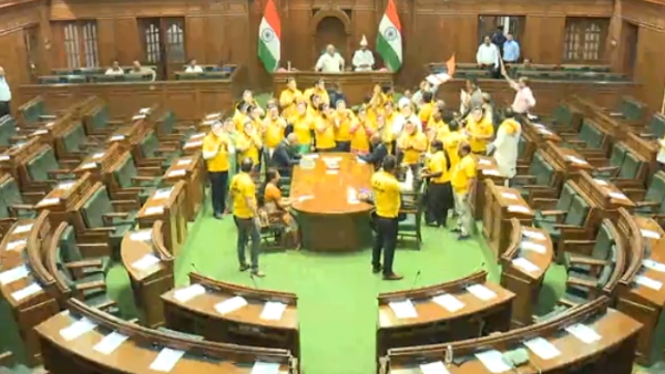 AAP protest Main Bhi Kejriwal AAP protest Main Bhi Kejriwal