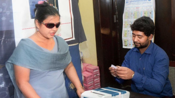 How do visually challenged Indians cast their votes