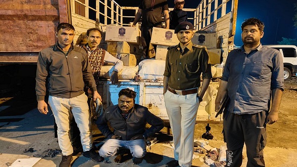 gaya me bhari matra me awaidh sharab zabt chandigarh se ho rahi thi sharab ki taskari