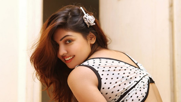 Famous Bollywood actress komal jha love affair controversy with cricketer ms dhoni gossip topic