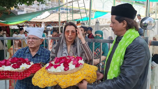 bollywood-actress-ritu-shivpuri-kissed-the-doorstep-of-khwaja-garib-nawaz-in-ajmer-asked-for-peace bollywood-actress-ritu-shivpuri-kissed-the-doorstep-of-khwaja-garib-nawaz-in-ajmer-asked-for-peace