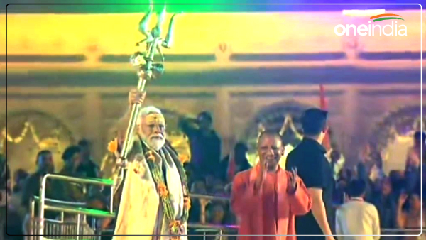 pm-modi-picked-up-the-trident-in-his-hand-in-kashi-vishvnath-dham-people-said-har-har-mahadev