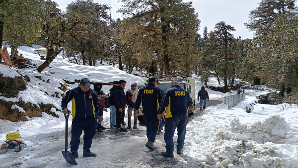 Uttarakhand news 15 tourists who went visit Chopta Rudraprayag got trapped snowfall how SDRF rescued them Uttarakhand news 15 tourists who went visit Chopta Rudraprayag got trapped snowfall how SDRF rescued them