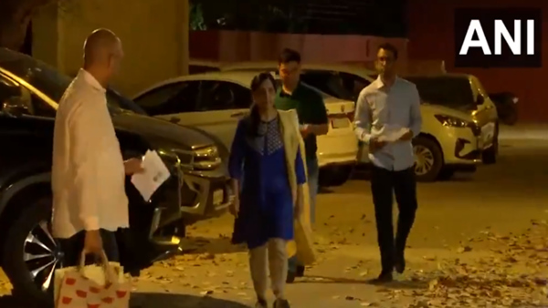 Sunita Kejriwal reached ED office