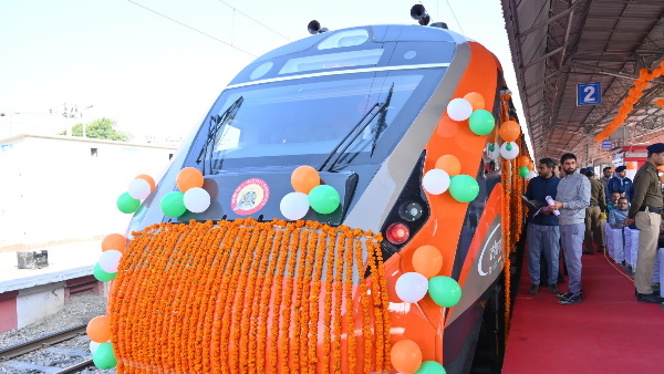 Vande bharat train Dehradun to lucknow