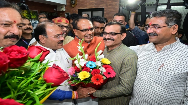 VD Sharma fed sweets to Shivraj Singh Chouhan after the release of candidate list for Lok Sabha elections