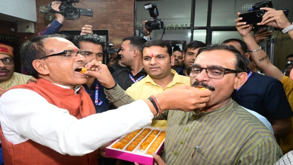 VD Sharma fed sweets to Shivraj Singh Chouhan after the release of candidate list for Lok Sabha elections