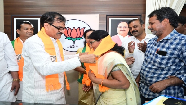 Pandhurna Mahila Congress President Lok Sabha General Secretary of Panna Youth Congress joins BJP